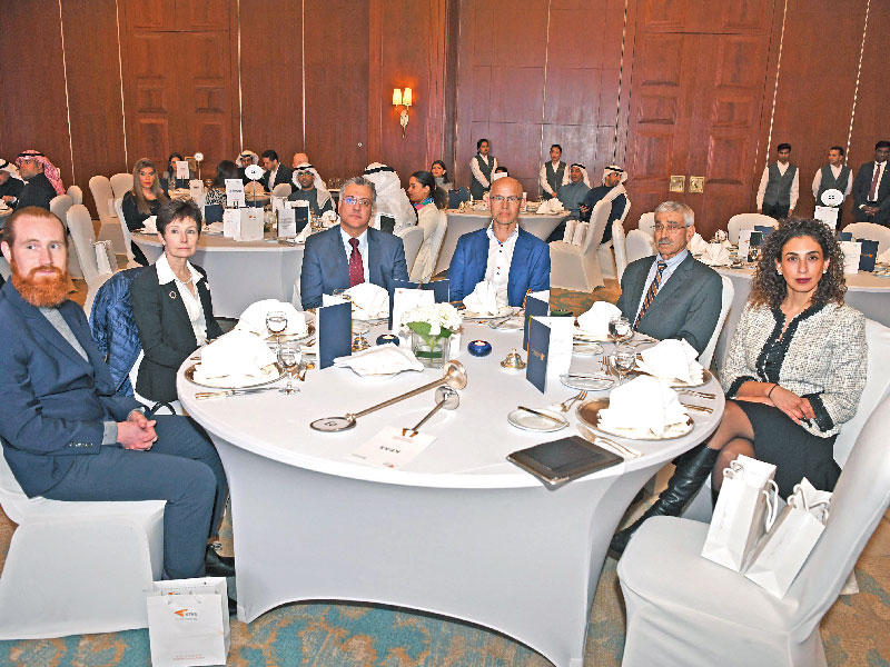 عدنان شهاب الدين متوسطا بعض الحضور     (تصوير عوض التعمري)