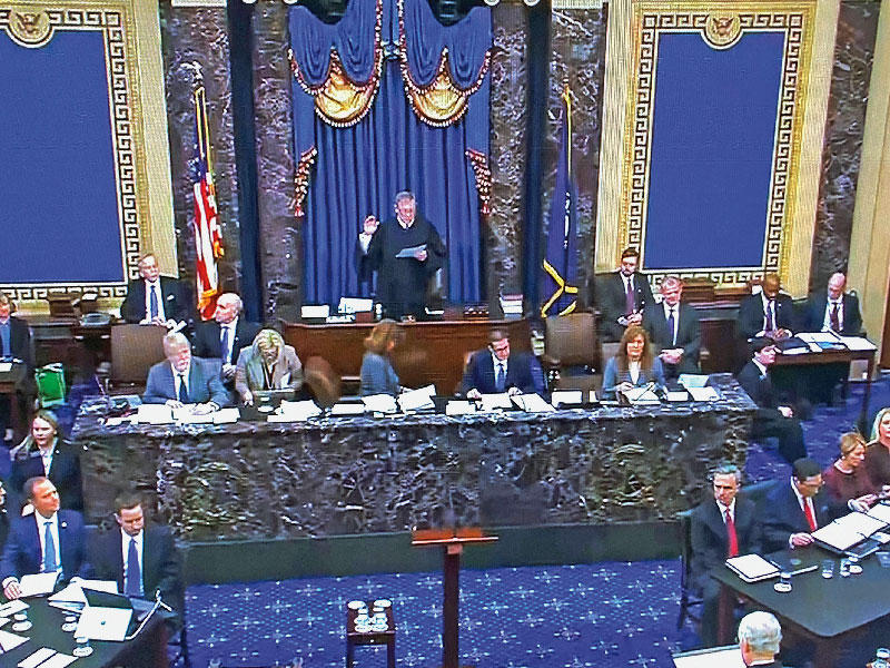 أعضاء في مجلس الشيوخ يؤدّون اليمين قبل انطلاق محاكمة ترامب أمس الأول t(أ ف ب)