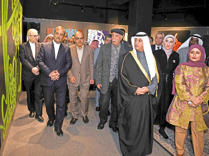 الأمين العام المساعد لقطاع الفنون في المجلس الوطني للثقافة والفنون والآداب د. بدر الدويش وعدد من الحضور خلال افتتاح معرض الفنان الإيراني علي رضا محبي في المتحف الحديث