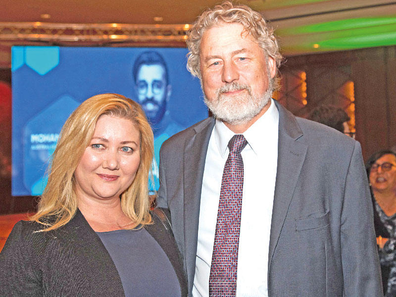 القائم بالأعمال الأميركي وعقيلته خلال الحفل