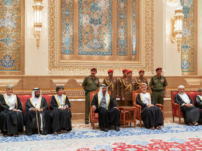 السلطان هيثم بن طارق آل سعيد مستقبلاً الوفود المعزية