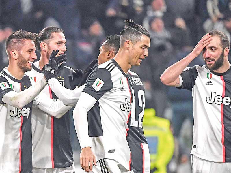 فرحة لاعبي يوفنتوس بعد إحراز هدف في مرمى روما