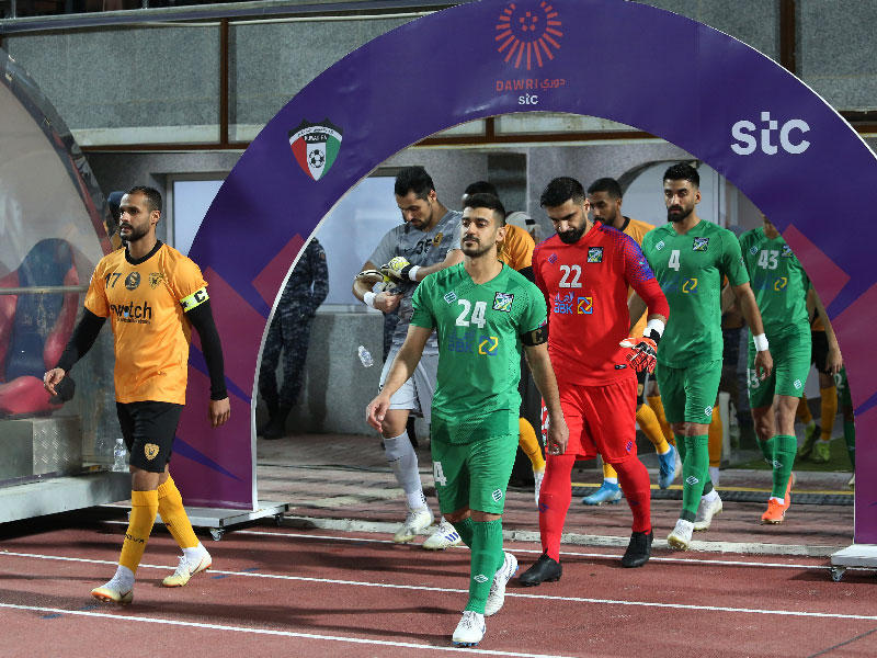 لاعبو العربي والقادسية في لقاء سابق