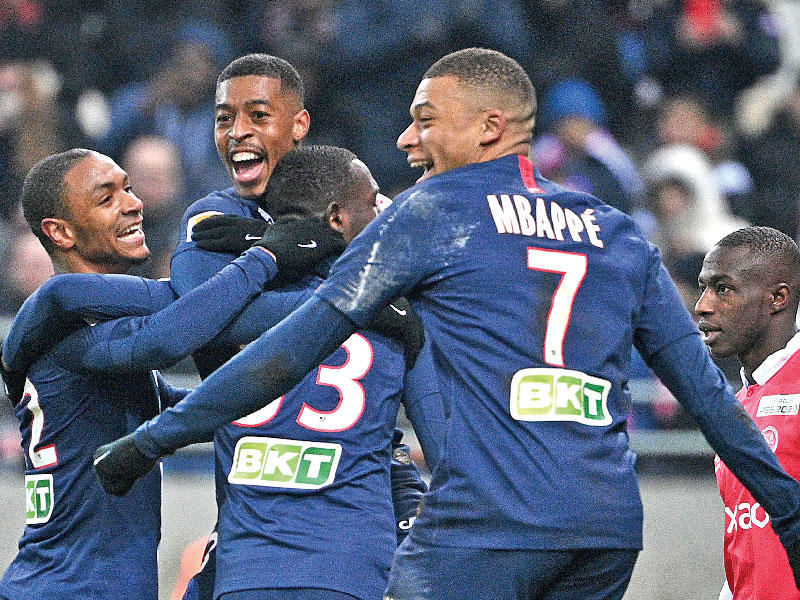 فرحة لاعبي باريس سان جرمان بعد الفوز