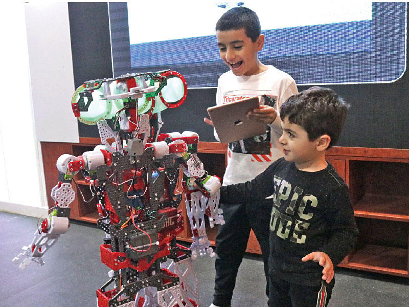 جانب من المشاريع التربوية التي شارك فيها الأطفال