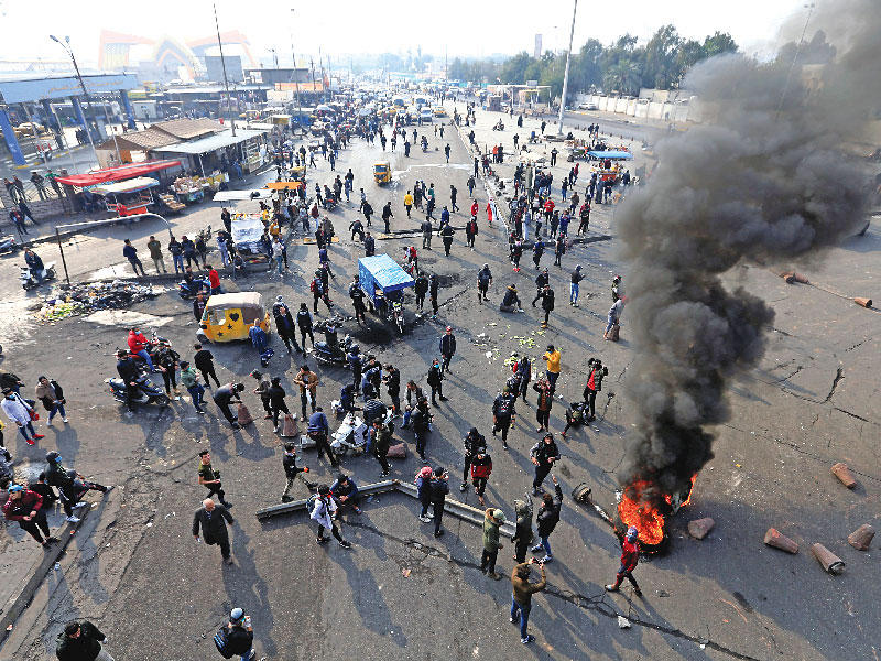 عراقيون يحتجون في وسط بغداد أمسt(رويترز)