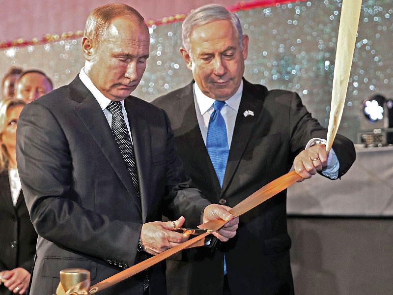 نتنياهو وبوتين يفتتحان متحفاً خاصاً بحصار لينينغراد خلال الحرب العالمية الثانية (رويترز) 