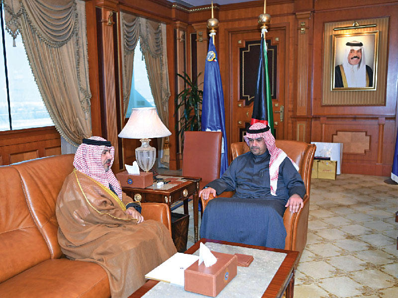 الصالح مستقبلاً سفير الإمارات أمس 