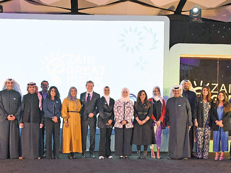 إيمان الروضان تتوسط مبادري «زين» الـ 11 وفريق الشركة