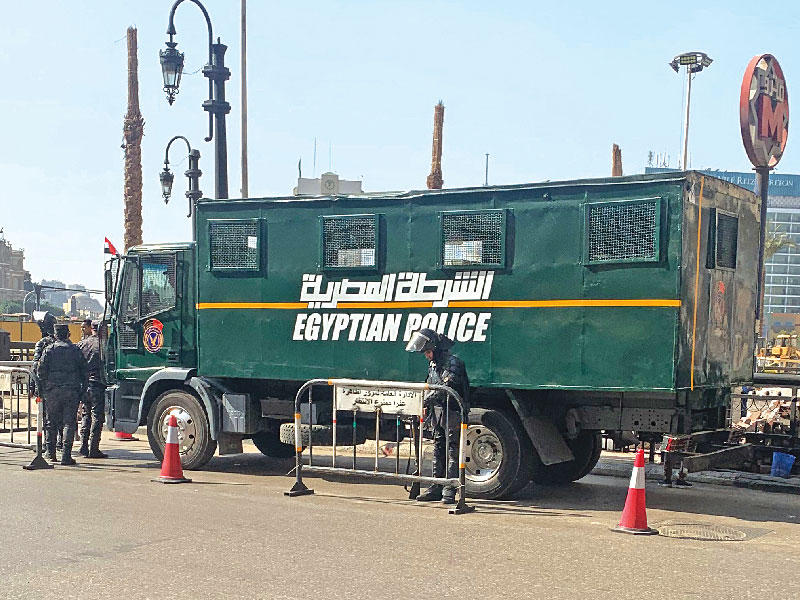 شاحنة للشرطة على مدخل ميدان التحرير وسط القاهرة أمس t(إي بي إيه)