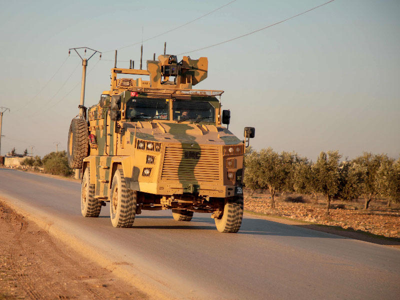 المركبات العسكرية التركية تتجه نحو نقطة مراقبة بالقرب في محافظة حلب بشمال غرب سوريا