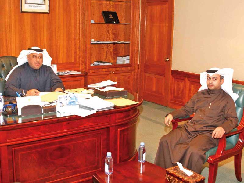 وكيل وزارة الأشغال إسماعيل الفيلكاوي مستقبلاً رئيس مجلس إدارة الاتحاد الكويتي للمزارعين عبدالله الدماك