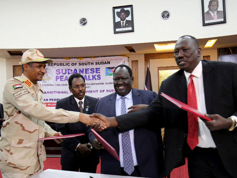 وزيرا الدفاع بدولتي السودان وجنوب السودان، خلال اجتماع أمس الأول في جوبا