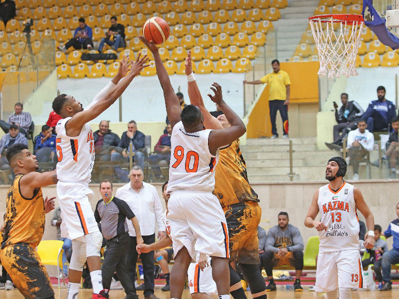 صراع تحت السلة في مباراة القادسية وكاظمة