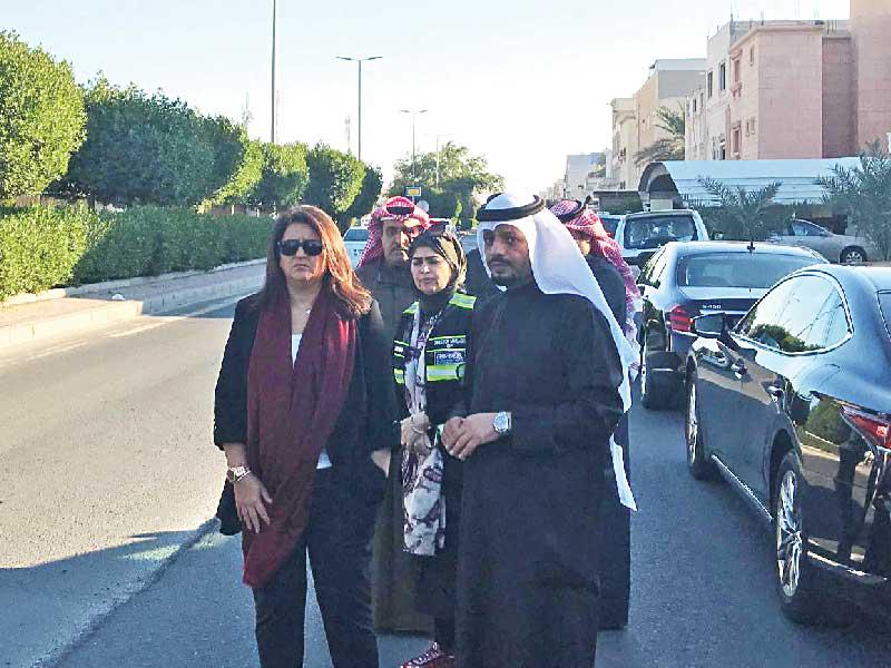 وزيرة الاشغال العامة وزيرة الدولة لشؤون للاسكان رنا الفارس والنائب ماجد المطيري خلال الجولة
