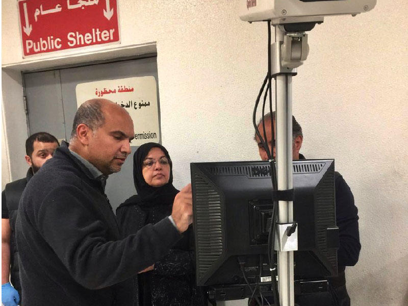 الوكيلة المساعدة لشؤون الصحة العامة في الوزارة د. بثينة المضف ومدير إدارة الصحة العامة في الوزارة د. فهد الغملاس خلال تفقد عيادات المطار