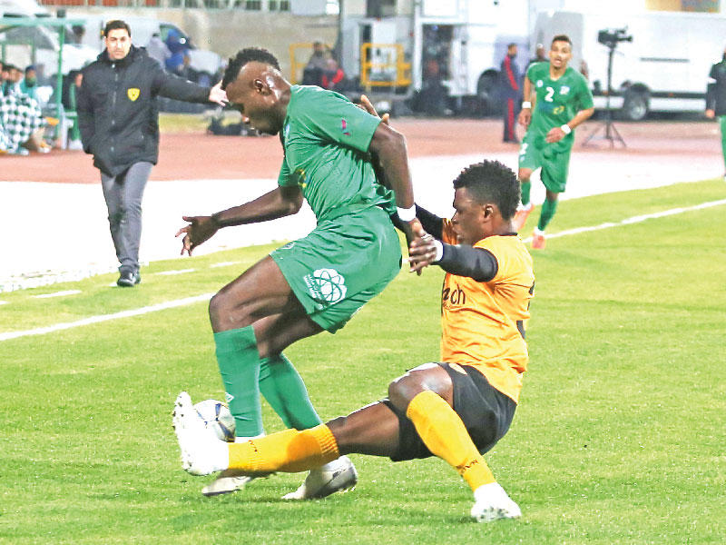 صراع من أجل الاستحواذ على الكرة خلال مباراة فريقي القادسية والعربيn