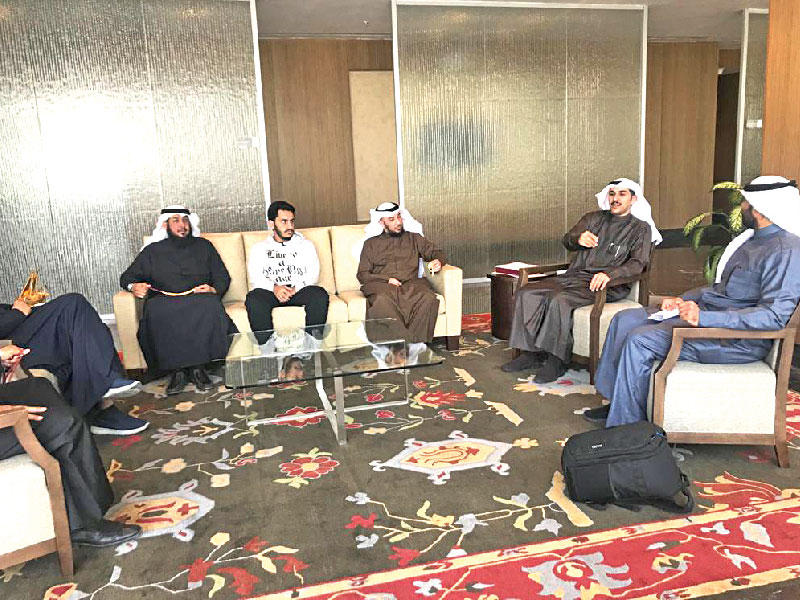  أمور طالبات الأساسية يعتصمون في مكتب الوزير