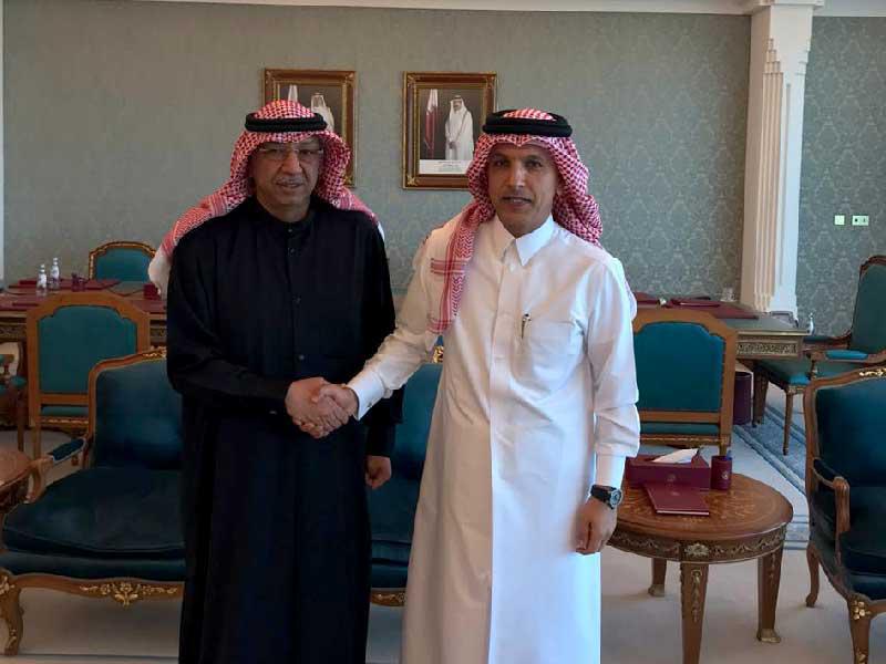 رئيس مجلس إدارة بنك الكويت الدولي (KIB) واتحاد المصارف العربية الشيخ محمد الجراح خلال لقائه مع وزير المالية القطري علي العمادي