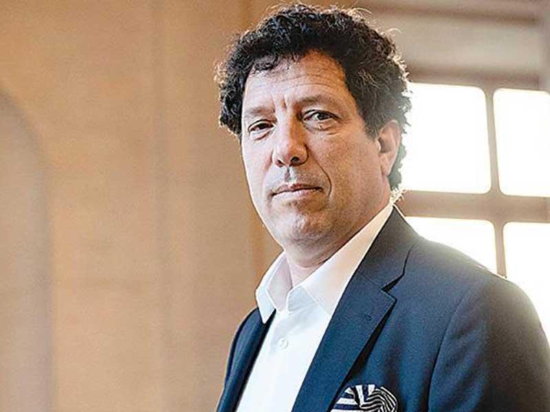 الفنان الفنزويلي إلياس كريسبن