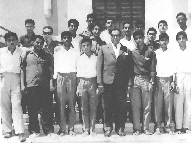 مدرس الجغرافيا في ثانوية الشويخ الأستاذ فرغلي يتوسط تلاميذه في أواخر الخمسينيات