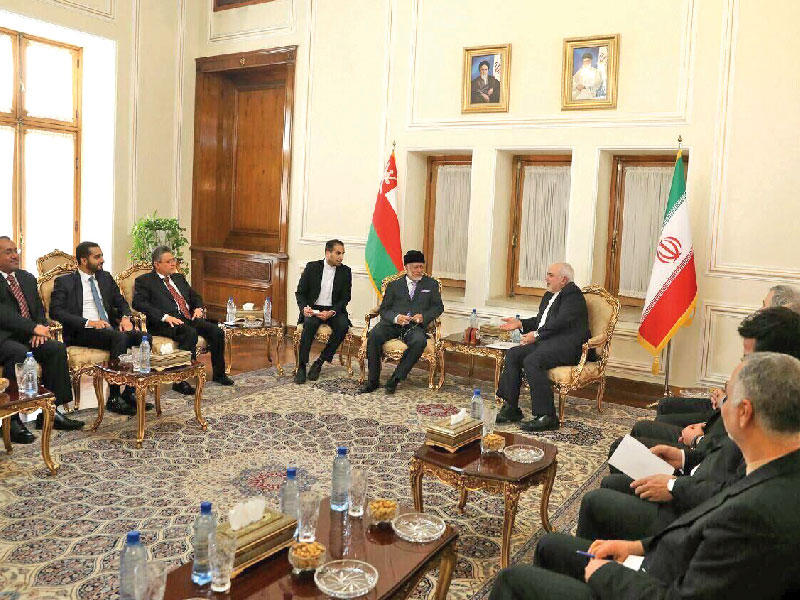 ظريف مستقبلاً بن علوي في طهران أمس	(إرنا)