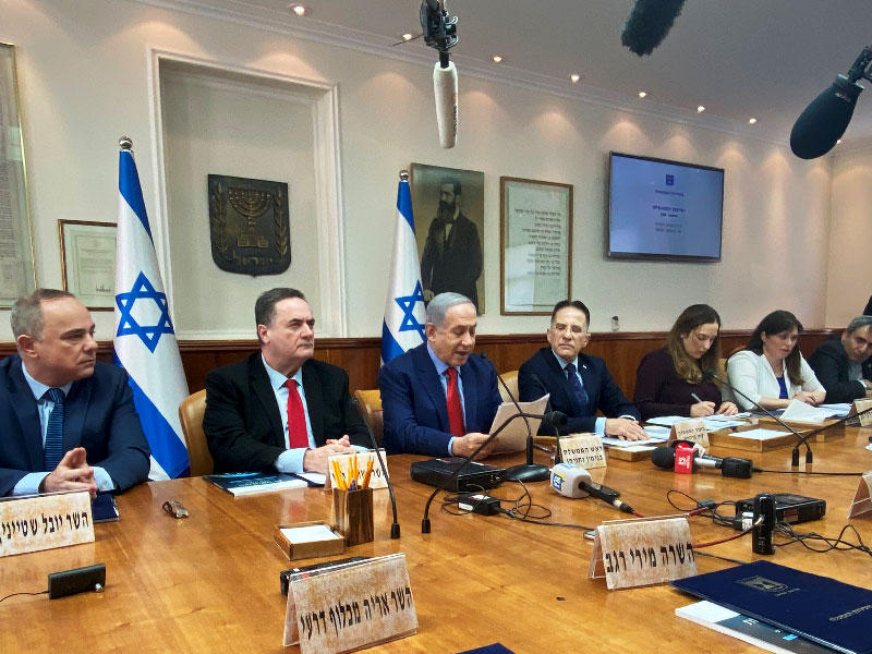 اثناء توقيع القرار الذي يسمح للإسرائيليين بالسفر إلى السعودية 