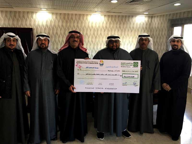 وفد من بيت الزكاة يتسلم زكاة جمعية الصليبيخات والدوحة