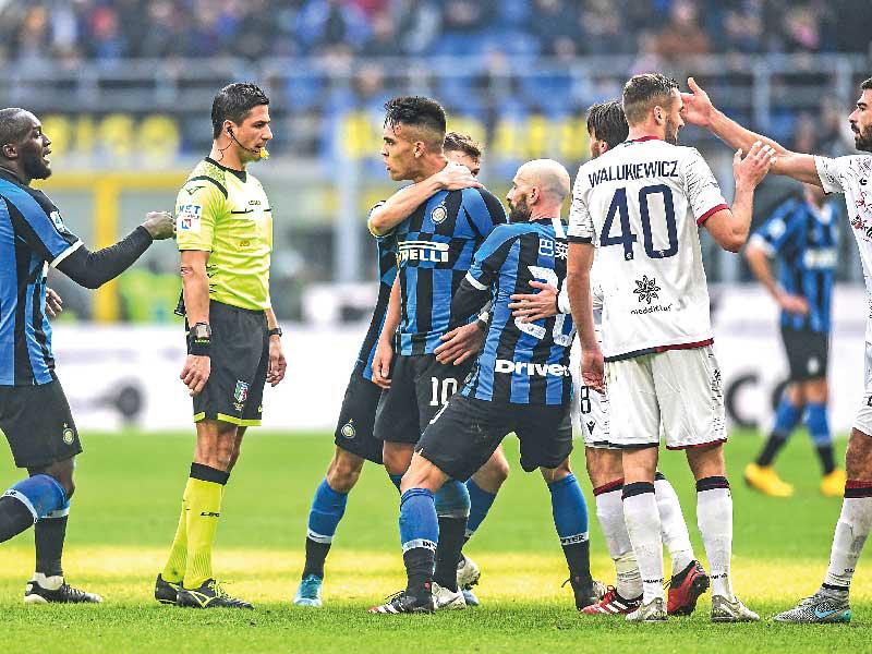 مشادة بين حكم المباراة ولاوتارو مارتينيز نجم إنتر ميلان