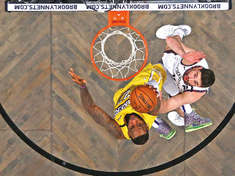 ليبرون جيمس نجم ليكرز خلال مواجهة نيتس