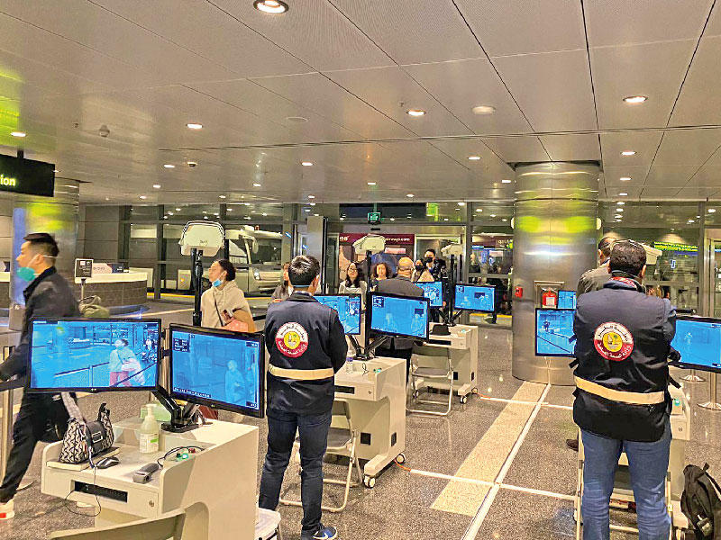 أجهزة كشف الحرارة موزّعة في مطار الدوحة (أ ف ب)