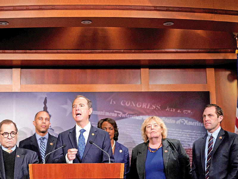 محامو الرئيس الأميركي خلال مرافعاتهم الأولى أمام الكونغرس