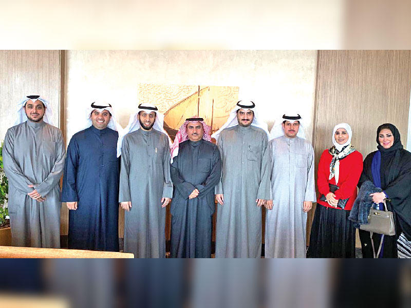 الحربي مستقبلاً أعضاء جمعية المعلمين أمس