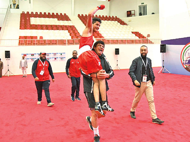 الخالدي محمولاً على الأكتاف