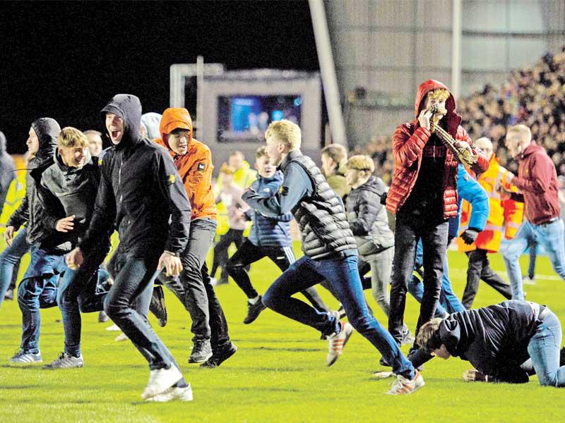 جماهير شروسبيري تدخل أرض الملعب بعد نهاية المباراة