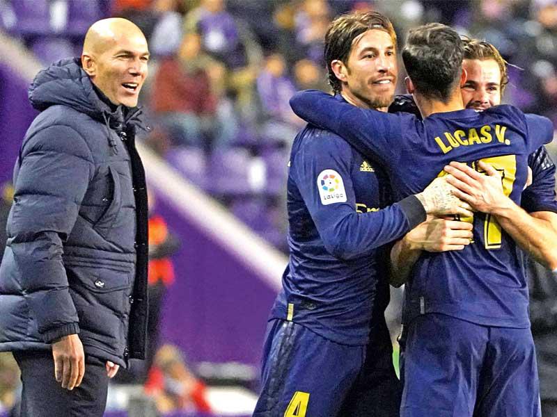 فرحة لاعبي ريال مدريد بالهدف في مرمى بلد الوليد