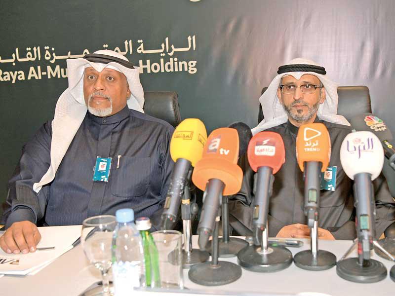  نائب رئيس مجلس إدارة «الراية القابضة» جاسم الفجي والرئيس التنفيذي عدنان السالم خلال مؤتمر صحافي  