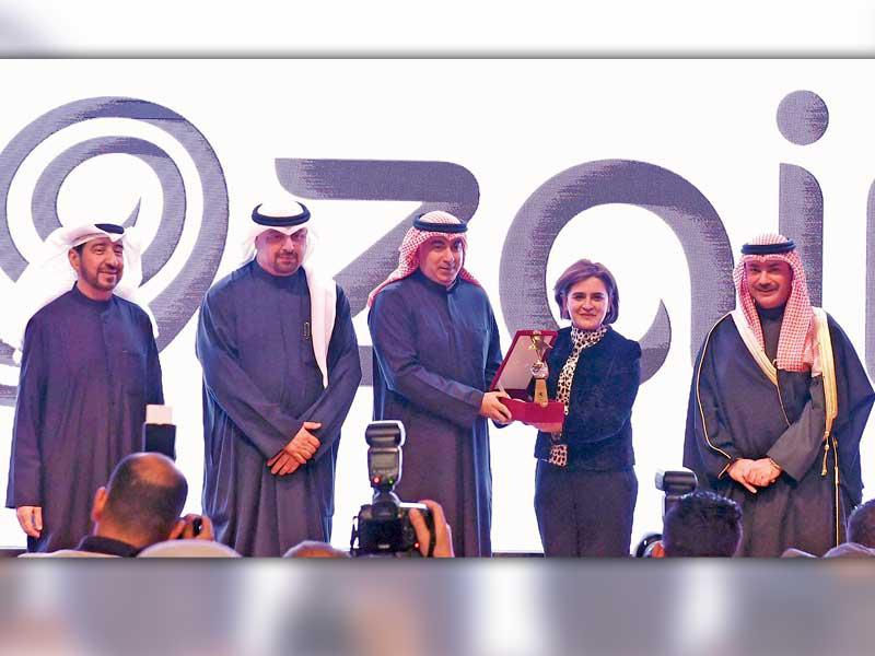 د. غدير أسيري تقدِّم إحدى جوائز «زين» لرائد الثاقب بحضور الشيخ خالد الصباح وجمال النصرالله