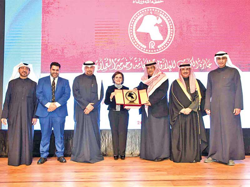 د. غدير أسيري مكرِّمة مدير العلاقات العامة في شركة وفرة العقارية