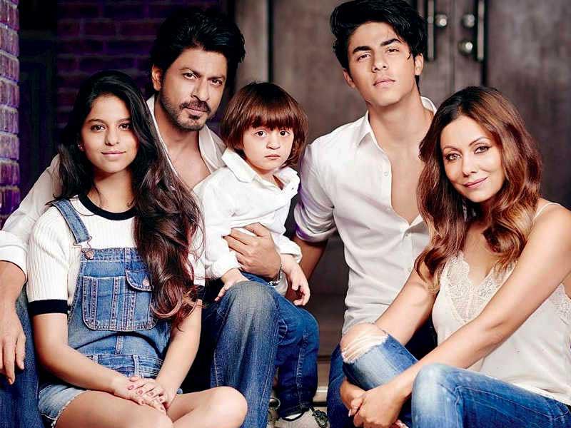 الممثل ​شاروخان مع عائلته