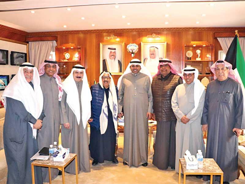 الجبري مع رئيس وأعضاء جمعية الفنانين الكويتيين