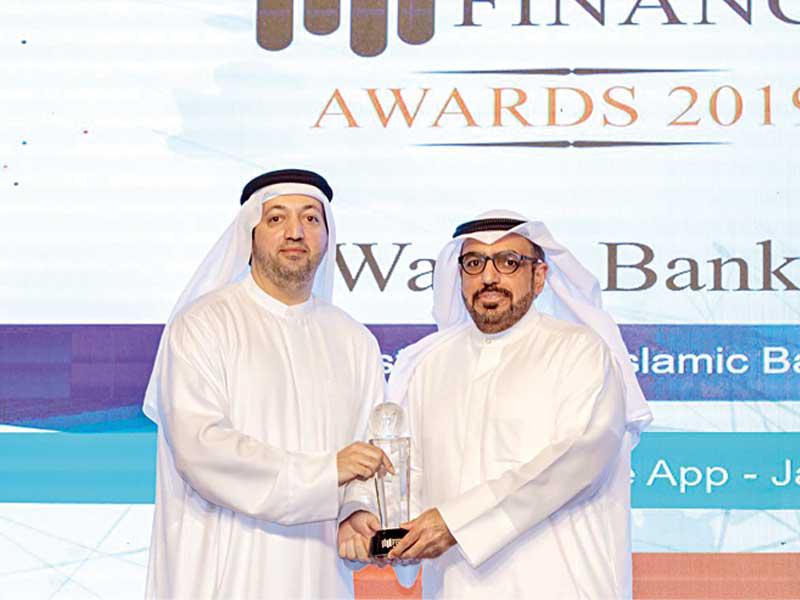 الرئيس التنفيذي لبنك وربة شاهين الغانم متسلماً الجائزتين