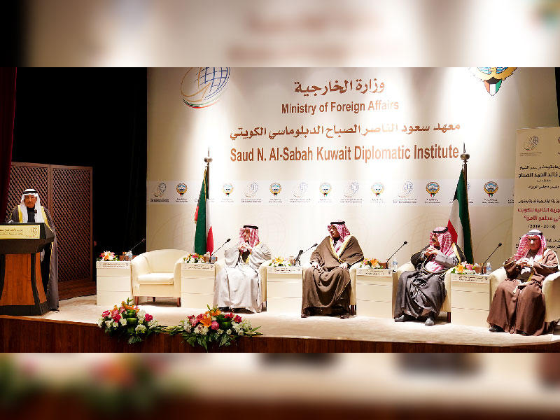 رئيس الوزراء ووزير الخارجية والجارالله والعتيبي والشارخ خلال الندوة