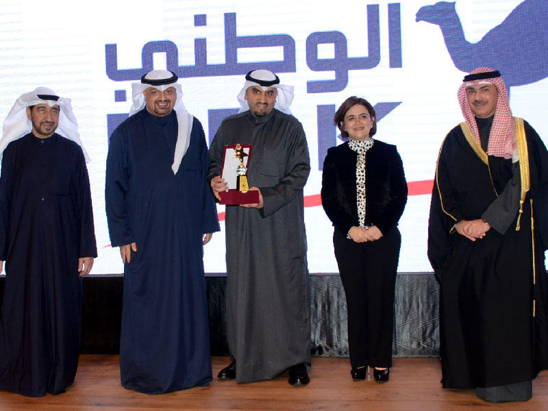 وزيرة الشؤون الاجتماعية، د. غدير أسيري تكرم ممثل البنك الوطني