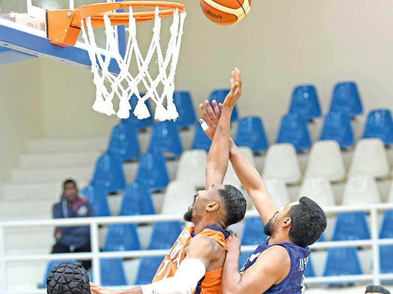 صراع تحت السلة في مباراة كاظمة واليرموك