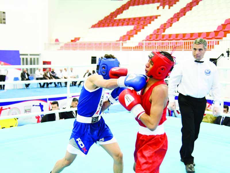 جانب من نزال سابق خلال البطولة-العربية الاولى لملاكمة الناشئين