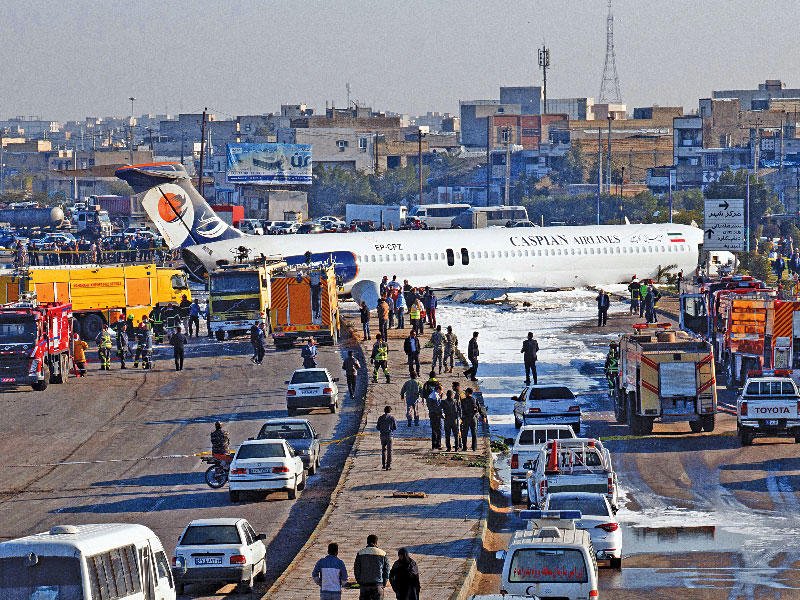طائرة إيرانية انحرفت بعد هبوطها وخرجت إلى طريق مجاور بمدينة بندر ماهشهر أمس (إي بي أيه)