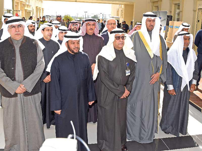 العفاسي والأسرة الأكاديمية خلال افتتاح المعرض