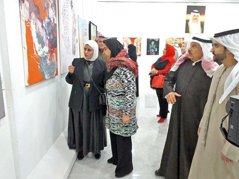 د. سعاد الصباح خلال جولتها بالمعرض