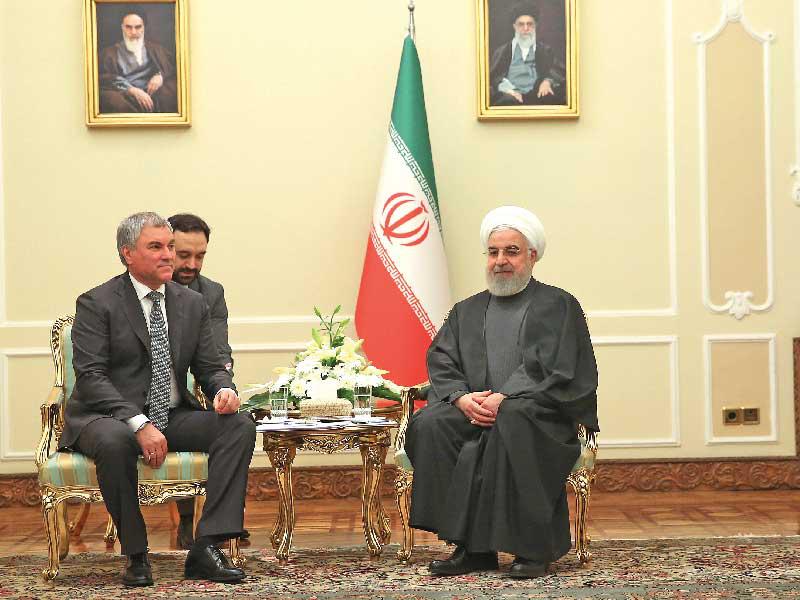 روحاني مستقبلاً رئيس مجلس الدوما الروسي فياتشيسلاف فولودين في طهران أمس الأول                          (إرنا)